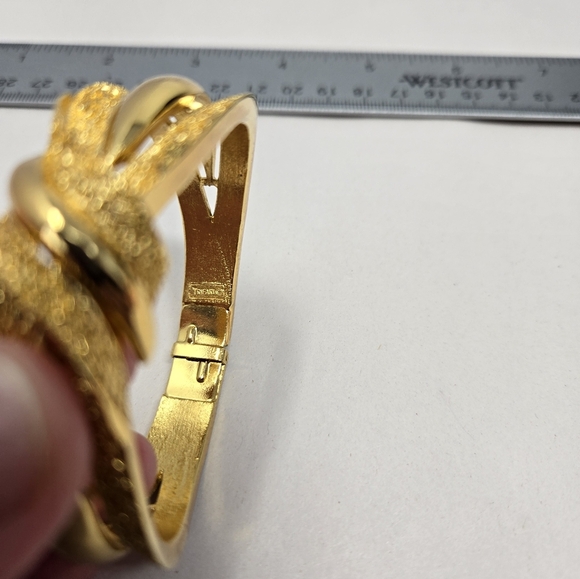 Vintage Trifari Hinge Clamp Bracelet Gold Toned Texture-Smooth Opens In Front - Picture 9 of 12